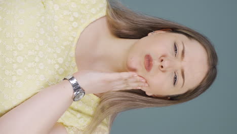 Vertical-video-of-Woman-with-toothache.